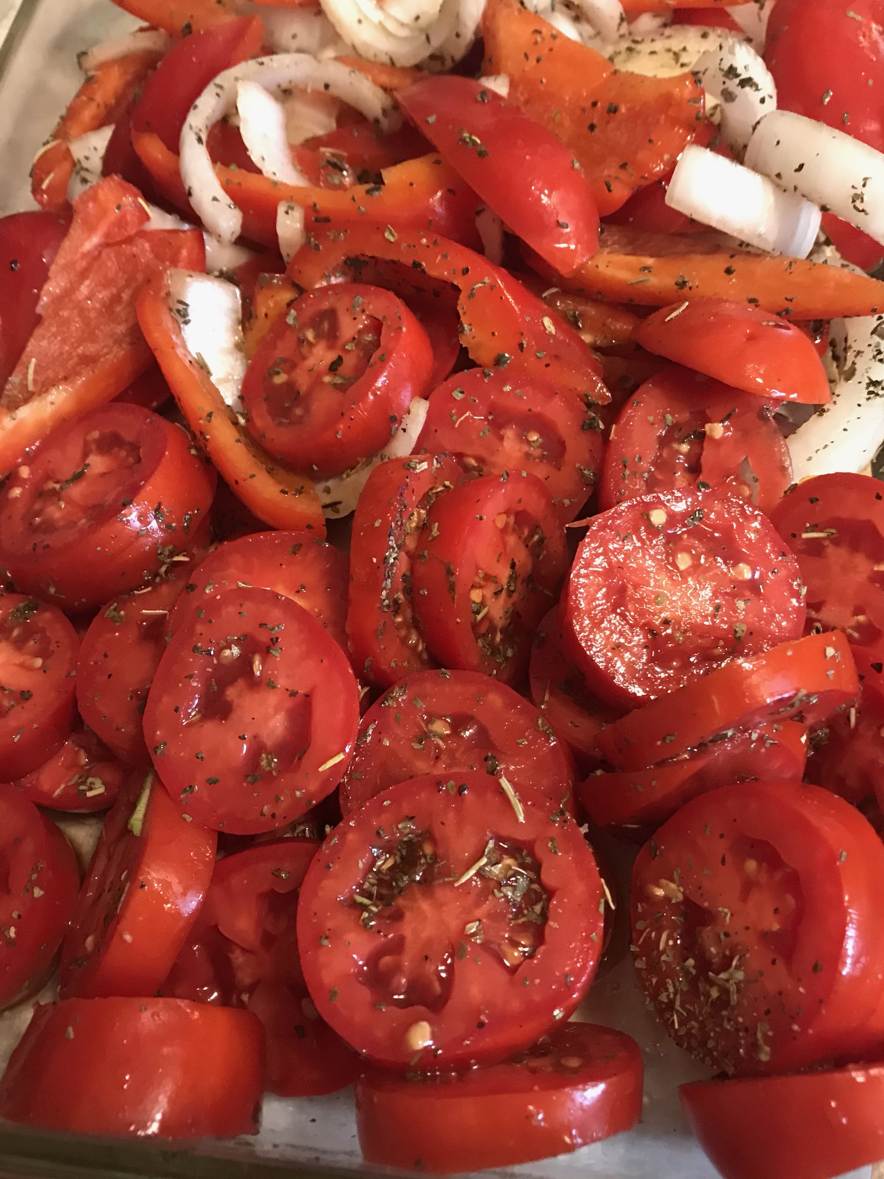 Tomatoes sliced with onions to roast Tomatoes sliced with onions to roast