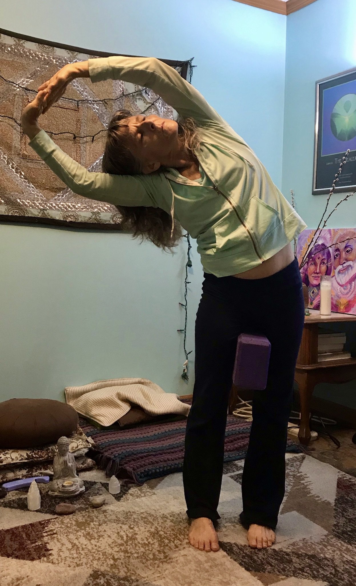 Tracy demonstrating Urdvha Hastasana-2 Tracy demonstrating Urdvha Hastasana-2